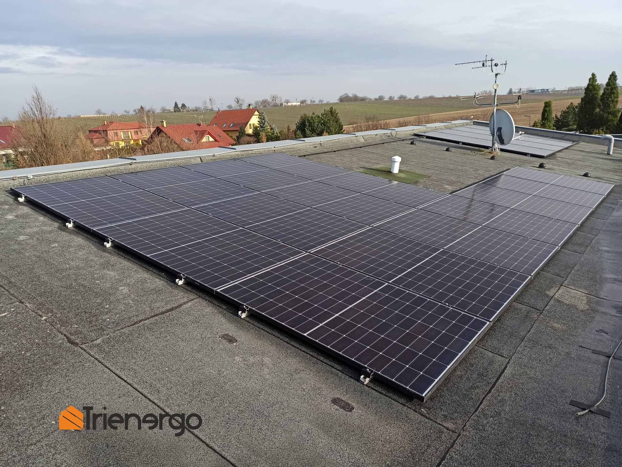 Montáž fotovoltaických panelů na hořlavé střechy
